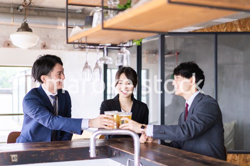 スーツで飲み会をする若いビジネスパーソン