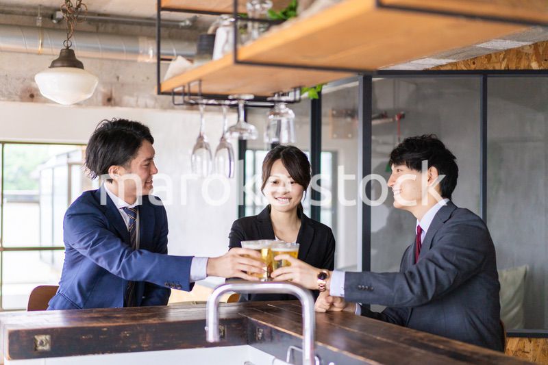 ビールで乾杯をするビジネスパーソン