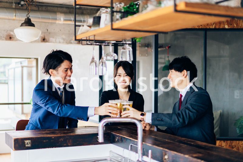 ビールで乾杯をするビジネスパーソン