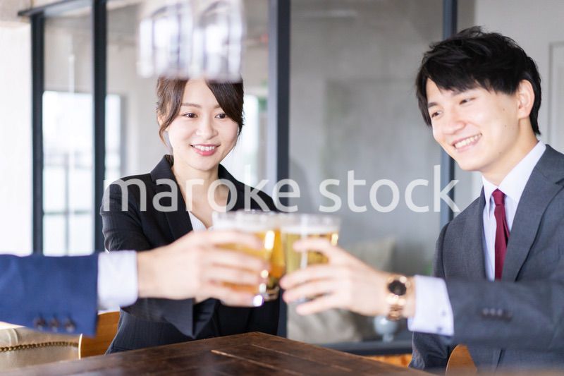 スーツで飲み会をする若いビジネスパーソン