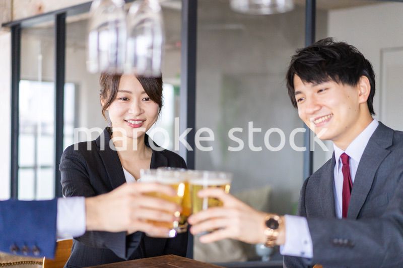 ビールで乾杯をするビジネスパーソン