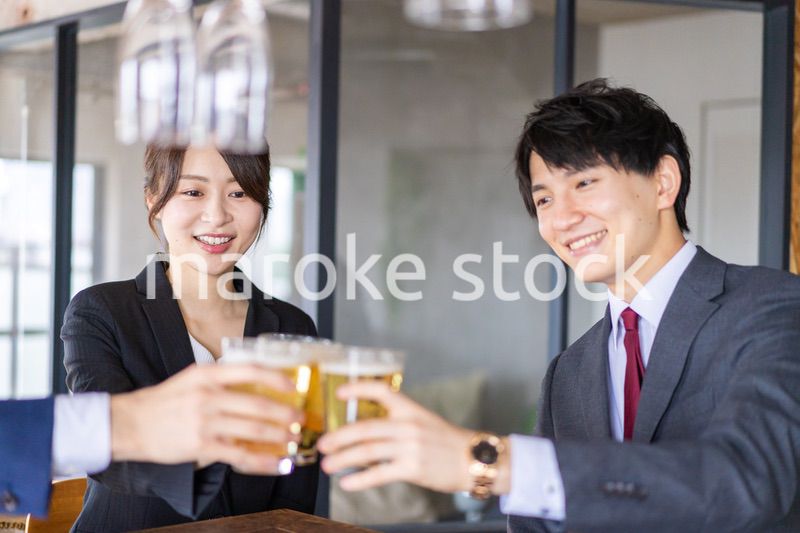 ビールで乾杯をするビジネスパーソン