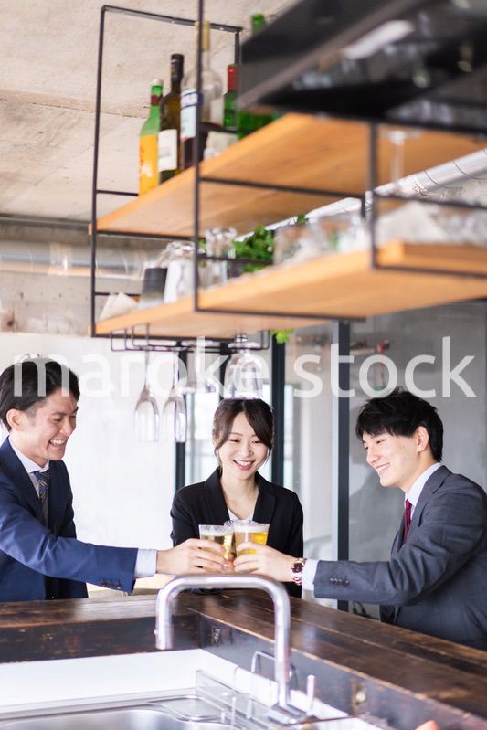 スーツで飲み会をする若いビジネスパーソン