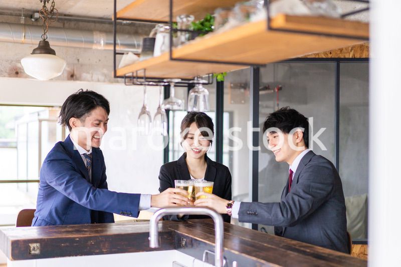 ビールで乾杯をするビジネスパーソン