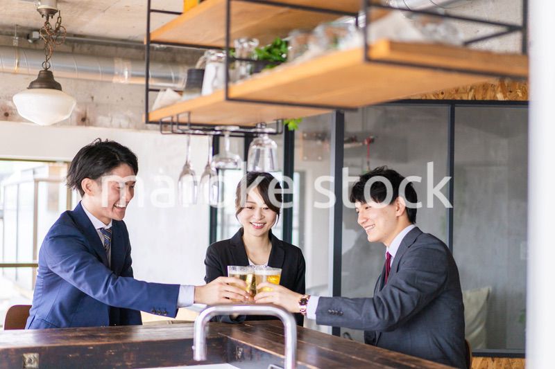 ビールで乾杯をするビジネスパーソン