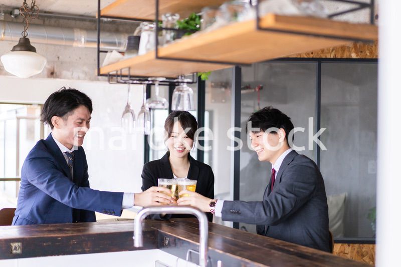 スーツで飲み会をする若いビジネスパーソン
