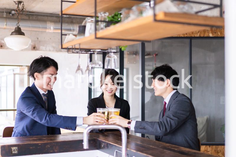 スーツで飲み会をする若いビジネスパーソン