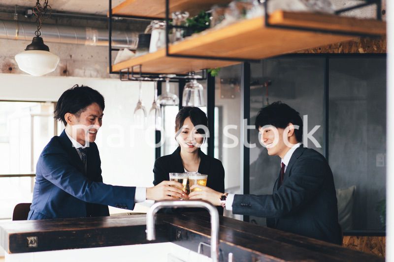 ビールで乾杯をするビジネスパーソン