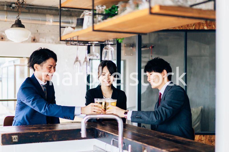 ビールで乾杯をするビジネスパーソン