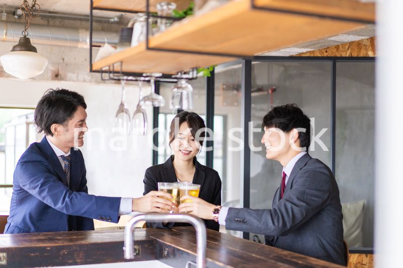 ビールで乾杯をするビジネスパーソン