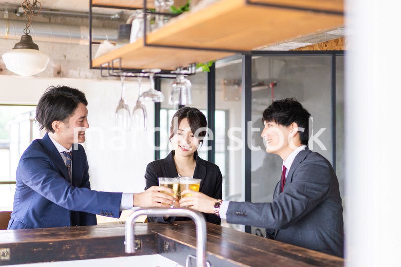 ビールで乾杯をするビジネスパーソン