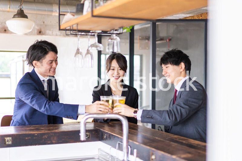 ビールで乾杯をするビジネスパーソン