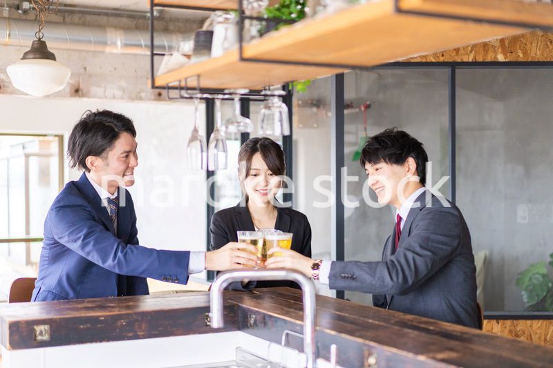 ビールで乾杯をするビジネスパーソン