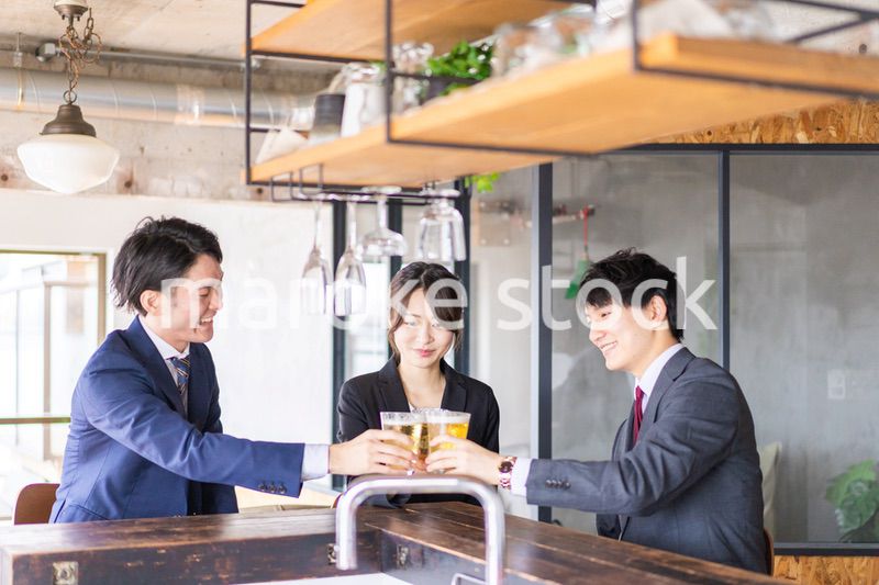 ビールで乾杯をするビジネスパーソン
