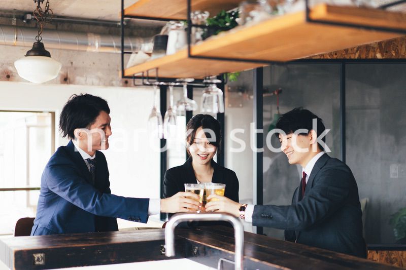 ビールで乾杯をするビジネスパーソン