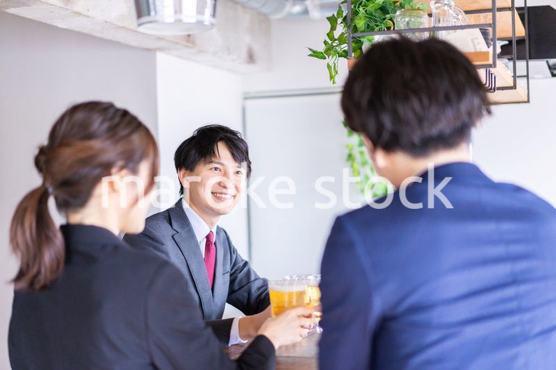 飲み会をする男女のビジネスパーソン