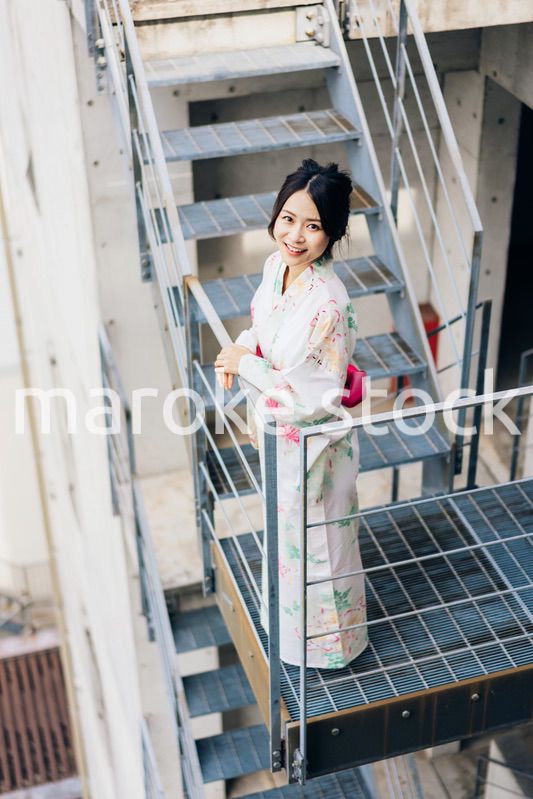 浴衣を着た若い女性