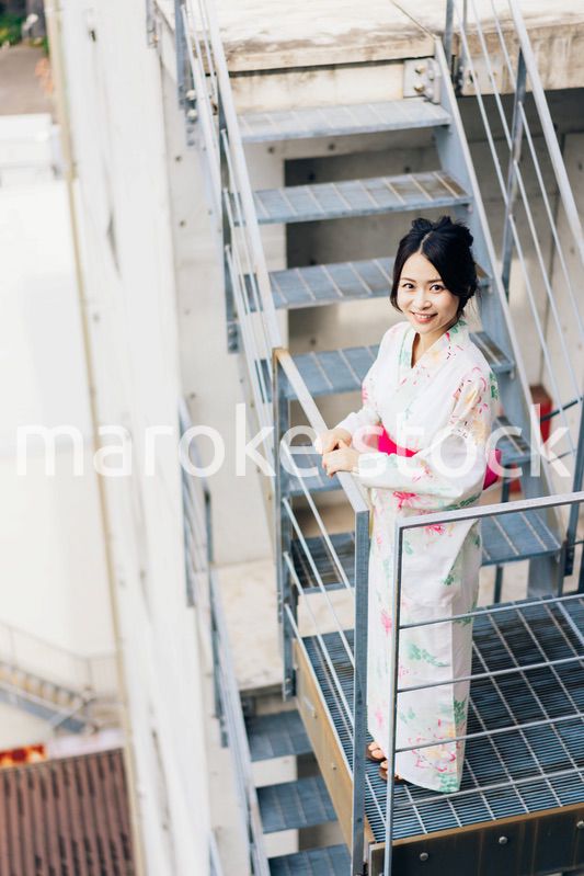 浴衣を着た若い女性