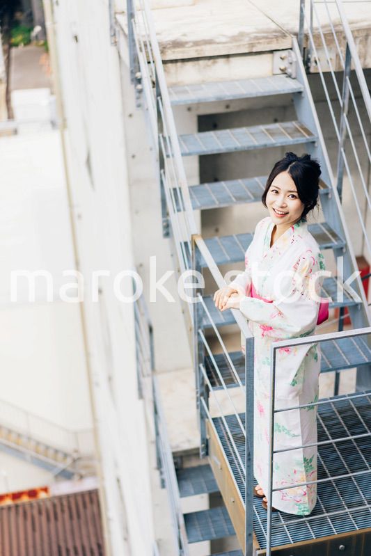 浴衣を着た若い女性