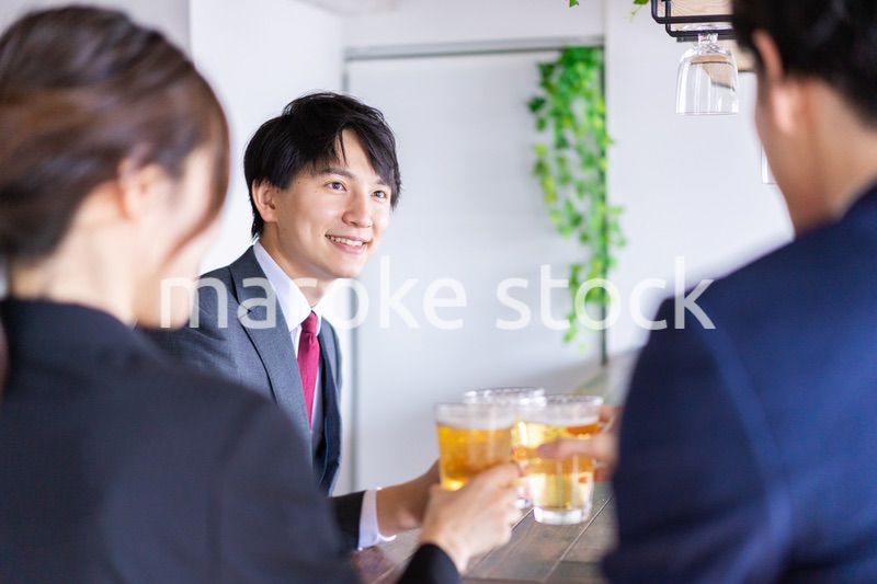 飲み会をする男女のビジネスパーソン