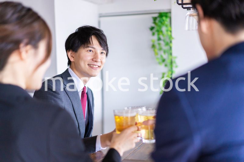 飲み会をする男女のビジネスパーソン