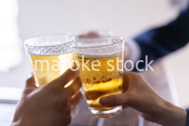 飲み会をする男女のビジネスパーソン