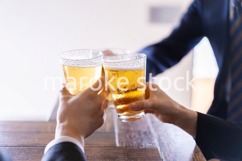 飲み会をする男女のビジネスパーソン