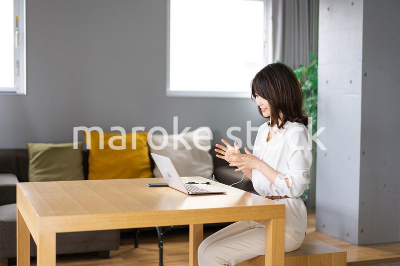 在宅勤務をする若いビジネスウーマン