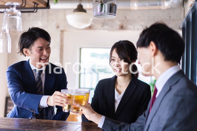 飲み会をする男女のビジネスパーソン