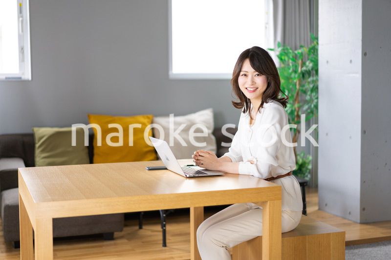 在宅勤務をする若いビジネスウーマン