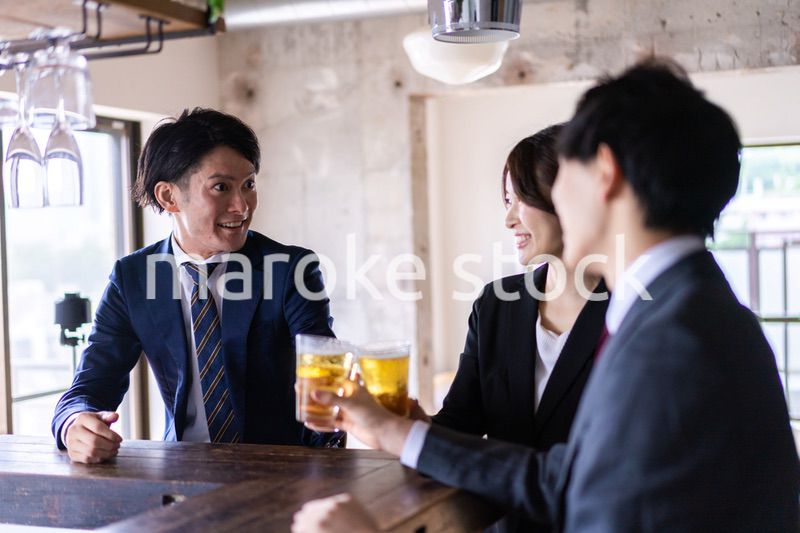 飲み会をする男女のビジネスパーソン