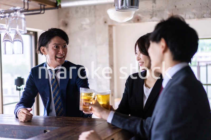 飲み会をする男女のビジネスパーソン