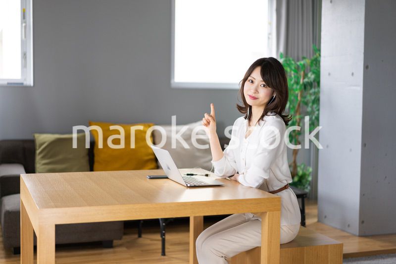 在宅勤務をする若いビジネスウーマン