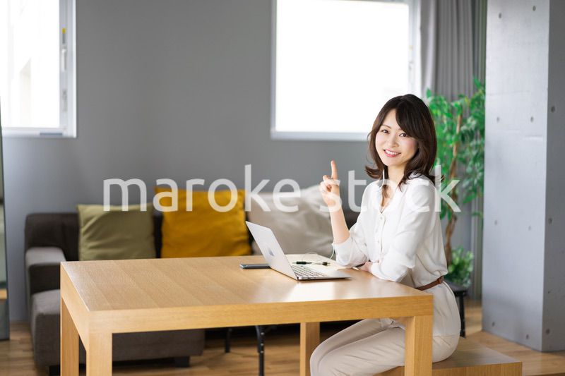 在宅勤務をする若いビジネスウーマン