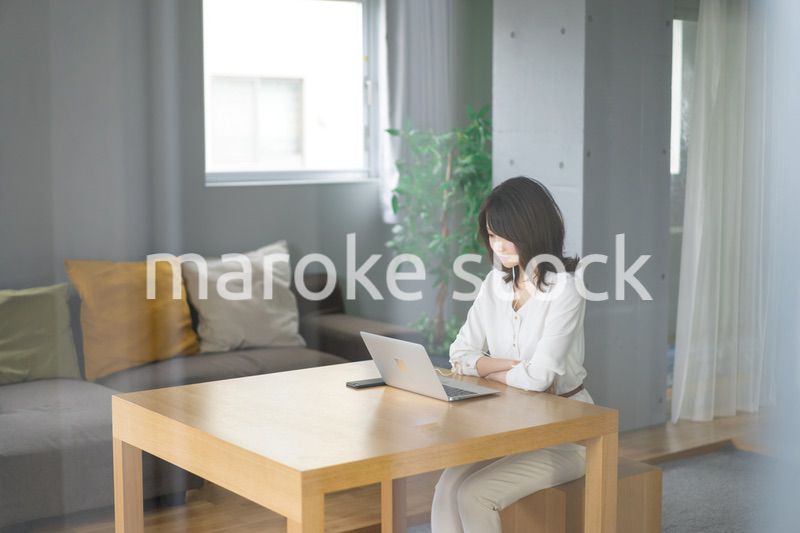 在宅勤務でオンライン会議をする若いキャリアウーマン