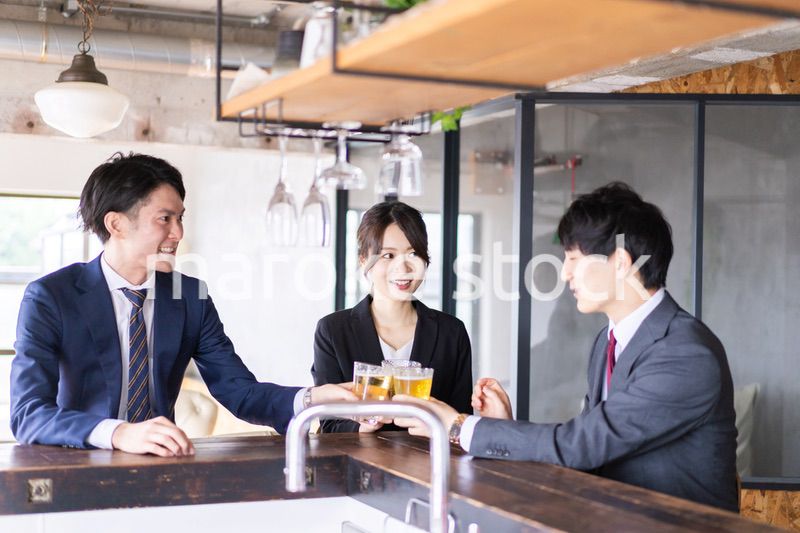 スーツで飲み会をする若いビジネスパーソン