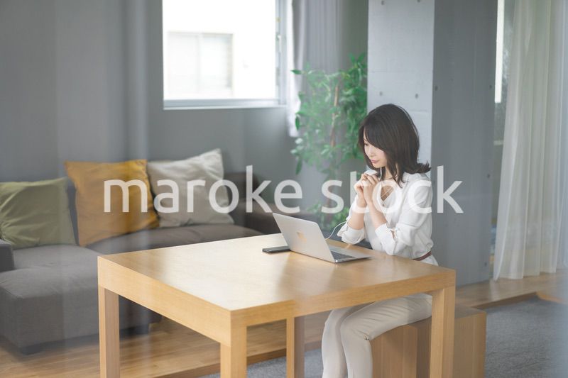 在宅勤務でオンライン会議をする若いキャリアウーマン