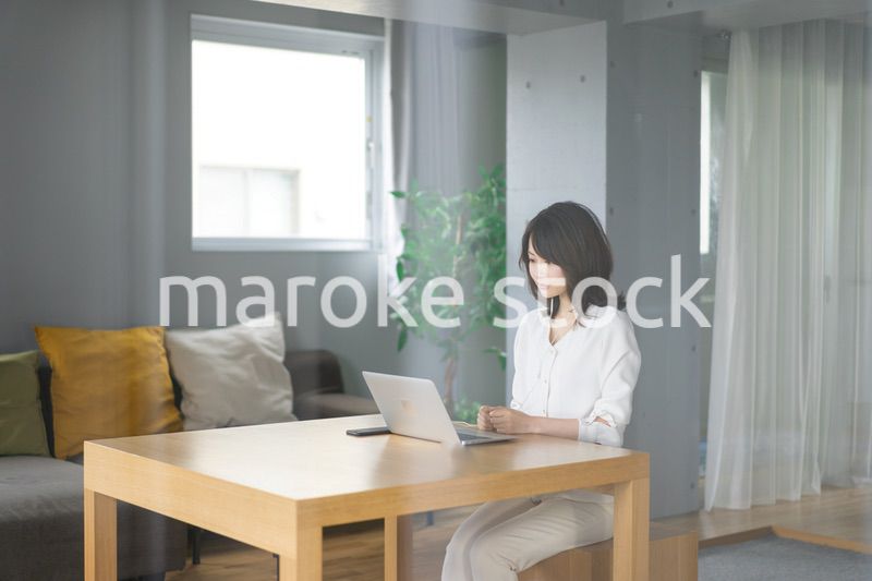 在宅勤務でオンライン会議をする若いキャリアウーマン