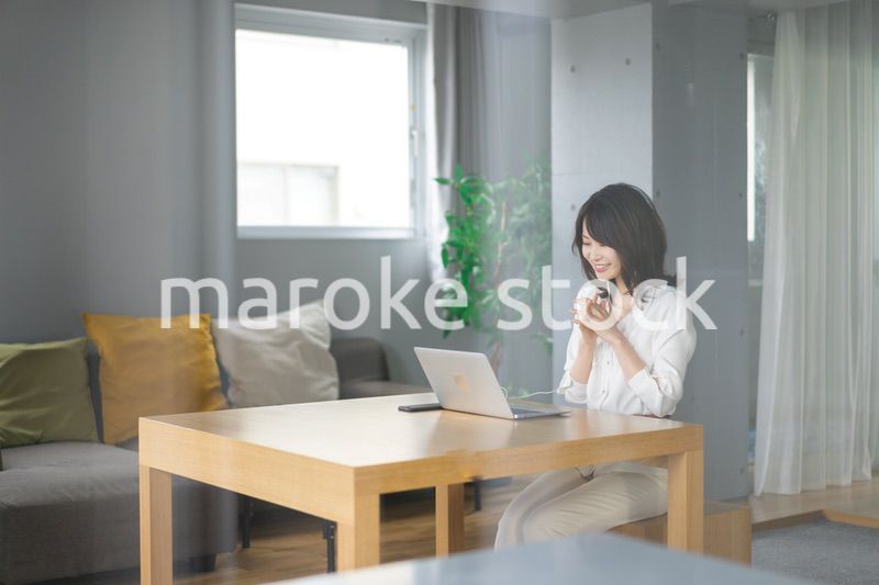 在宅勤務でオンライン会議をする若いキャリアウーマン