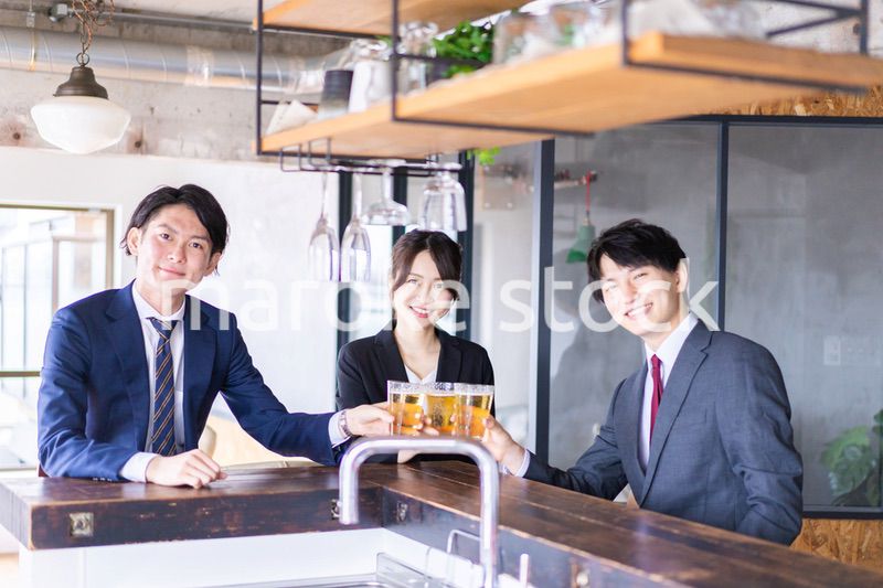 飲み会をする男女のビジネスパーソン