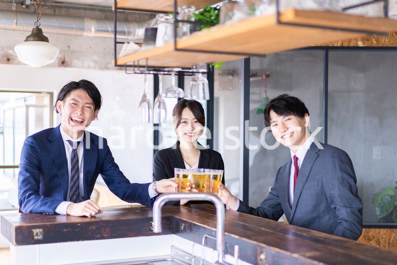 飲み会をする男女のビジネスパーソン