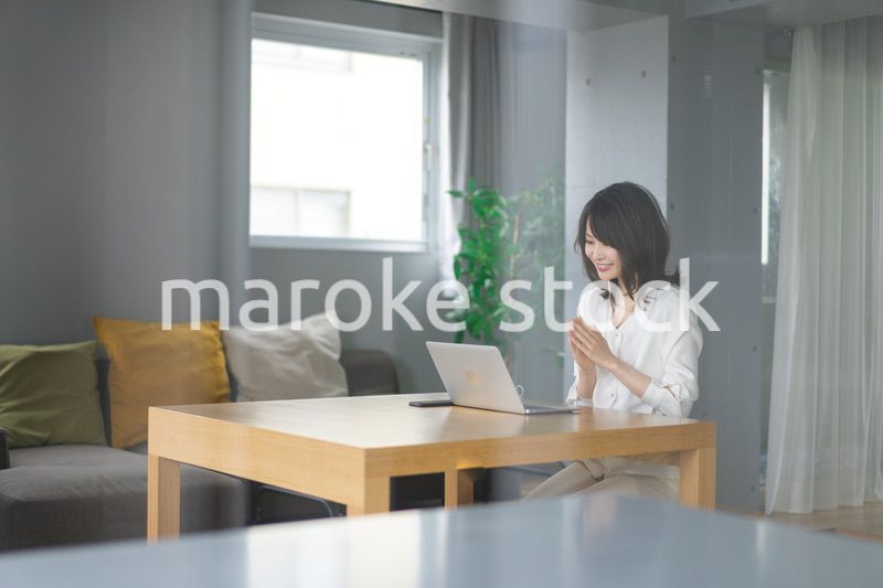 在宅勤務でオンライン会議をする若いキャリアウーマン