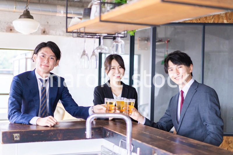 飲み会をする男女のビジネスパーソン