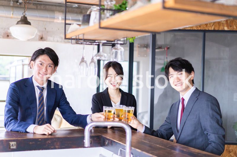 飲み会をする男女のビジネスパーソン