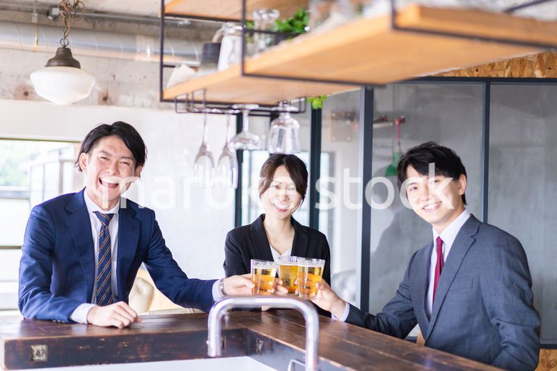 飲み会をする男女のビジネスパーソン