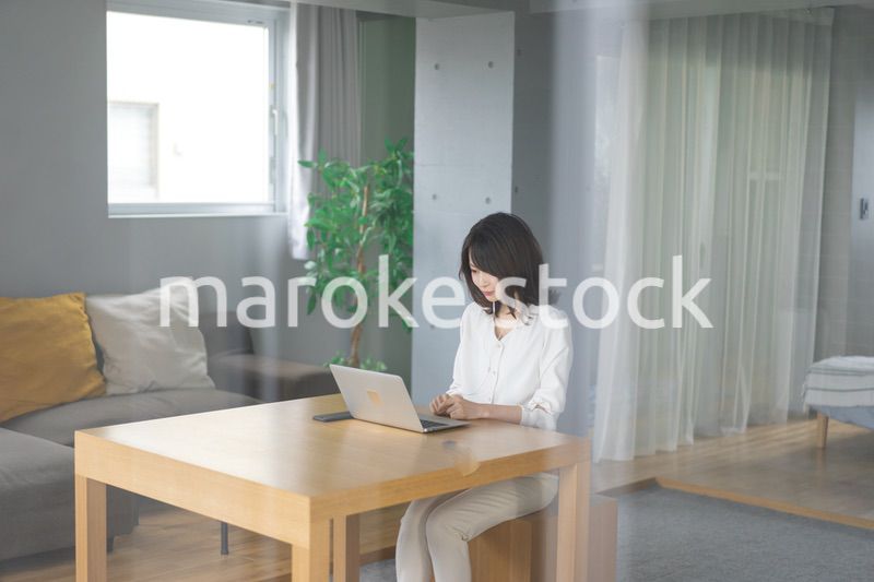 在宅勤務でオンライン会議をする若いキャリアウーマン