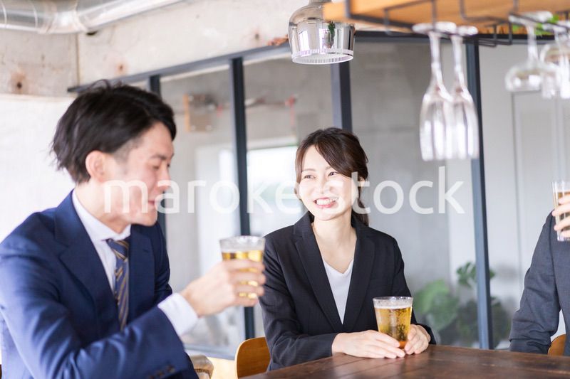 スーツで飲み会をする若いビジネスパーソン