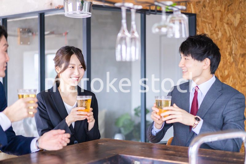 飲み会をする男女のビジネスパーソン