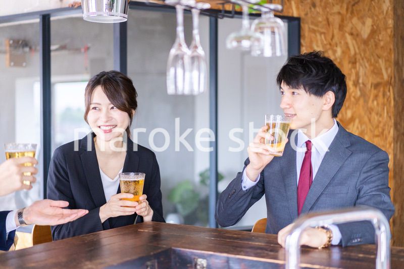 飲み会をする男女のビジネスパーソン