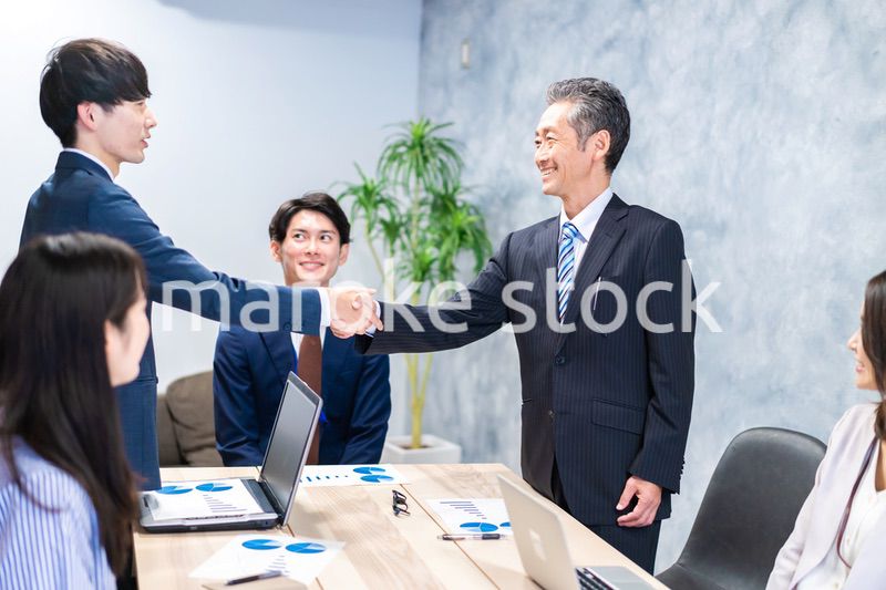 オフィスで会議をするビジネスパーソン